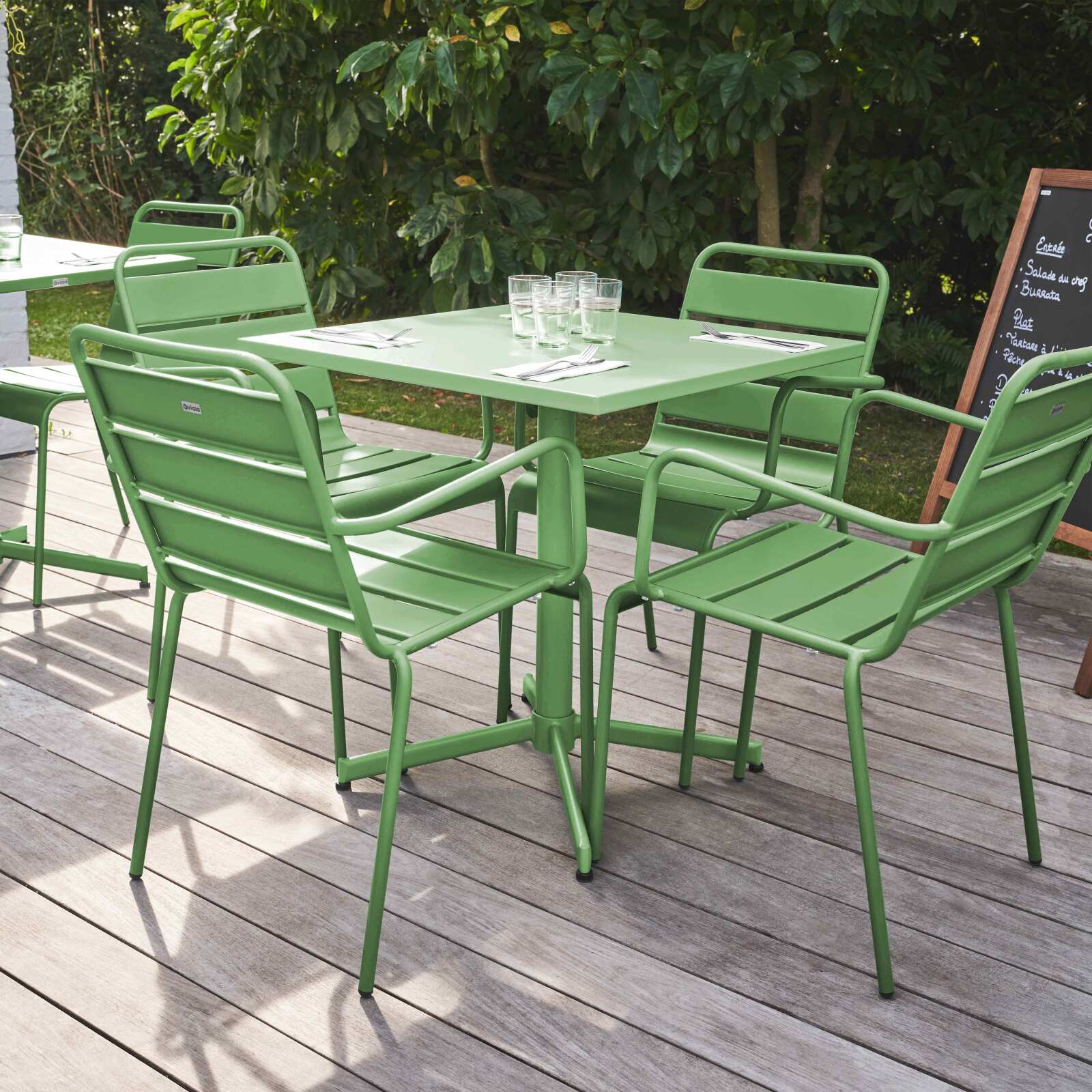 Ensemble table carrée avec plateau inclinable (70x70 cm) + 4 fauteuils en métal Ensemble table carrée avec plateau inclinable (70x70 cm) + 4 fauteuils en métal