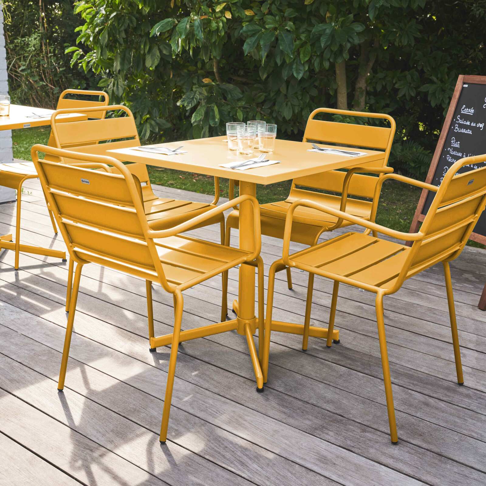 Ensemble table carrée avec plateau inclinable (70x70 cm) + 4 fauteuils en métal
