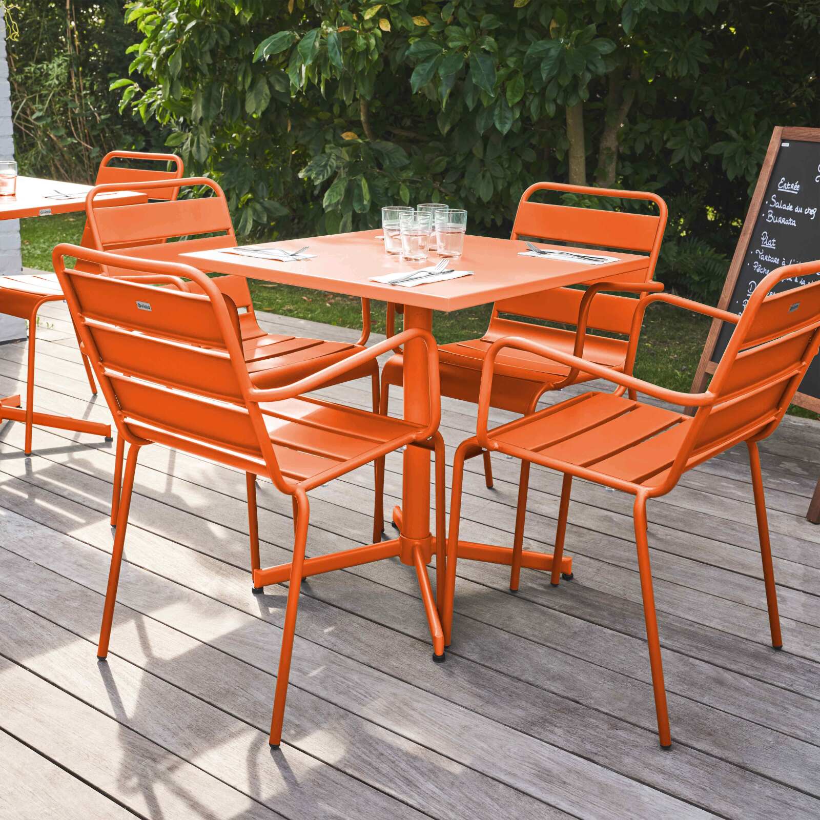 Ensemble table carrée avec plateau inclinable (70x70 cm) + 4 fauteuils en métal