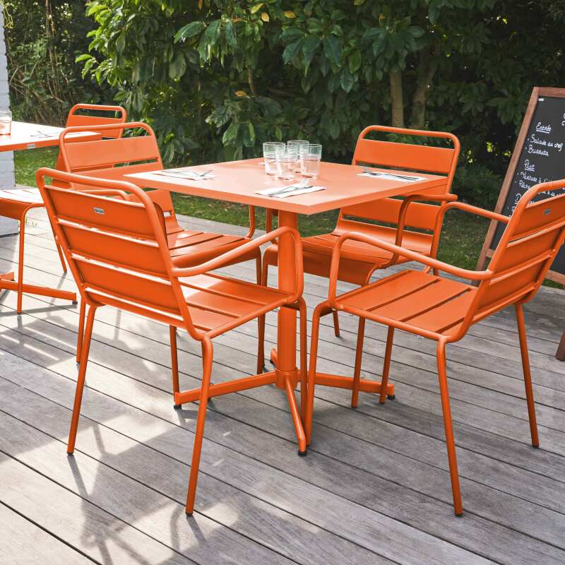 Ensemble table carrée avec plateau inclinable (70x70 cm) + 4 fauteuils en métal