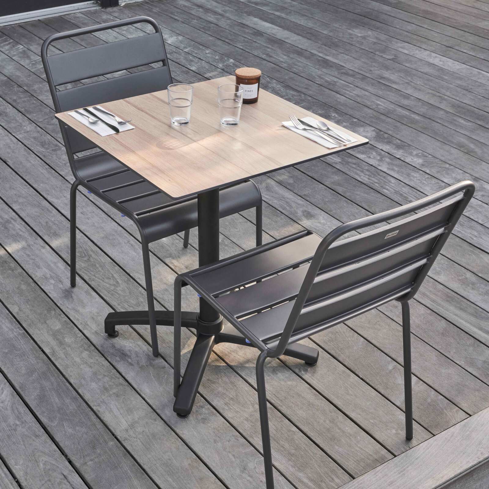 Table carré (60x60 cm) inclinable en HPL