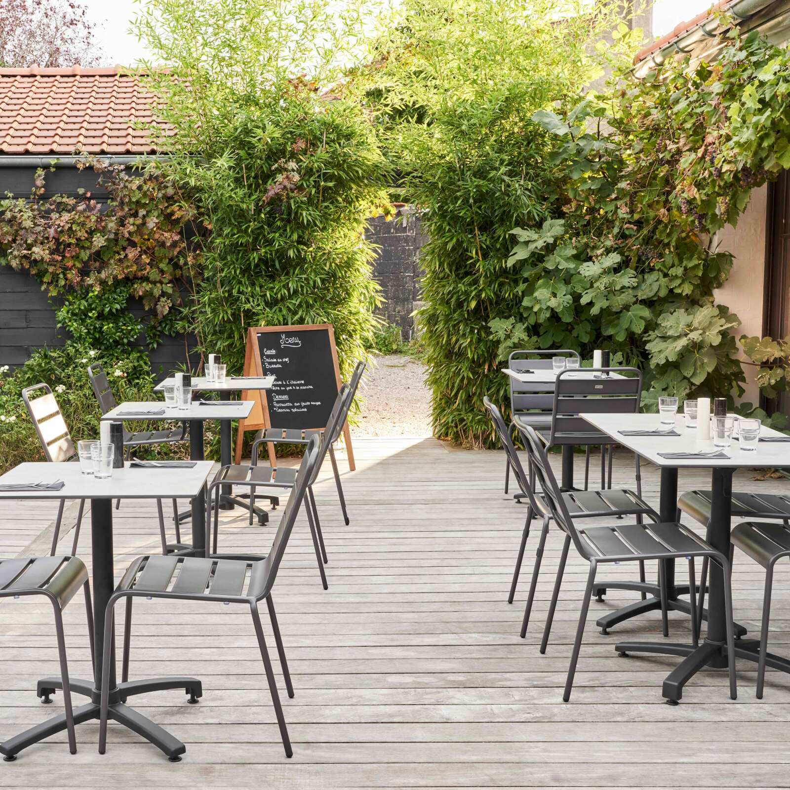 Table carrée (70x70cm) inclinable en HPL