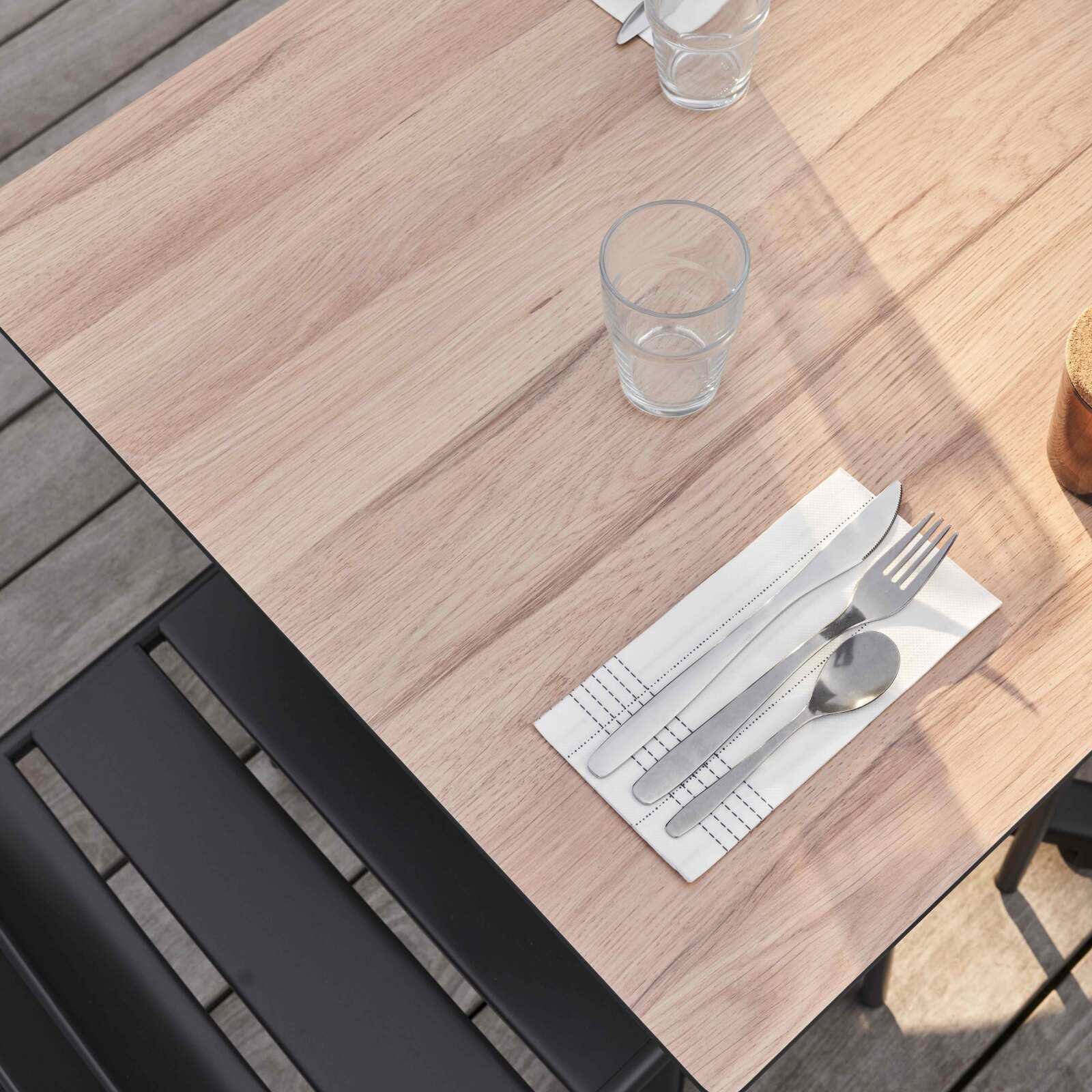 Table carré (60x60 cm) inclinable en HPL avec pied blanc