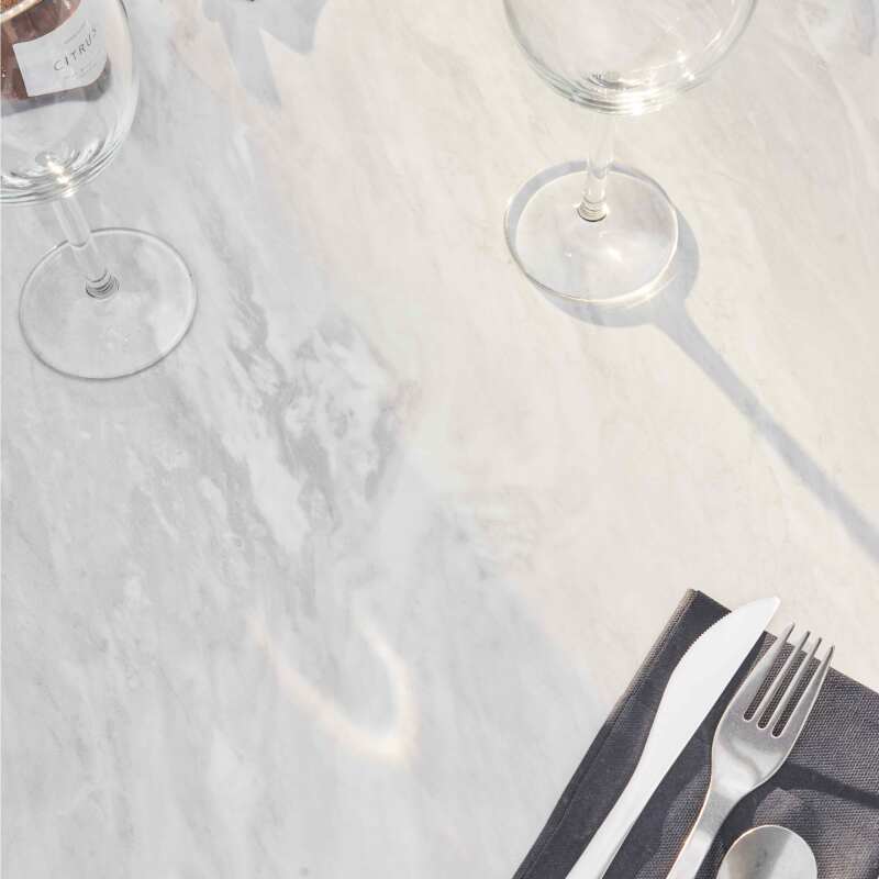 Table carré (60x60 cm) inclinable en HPL avec pied blanc (5/8)