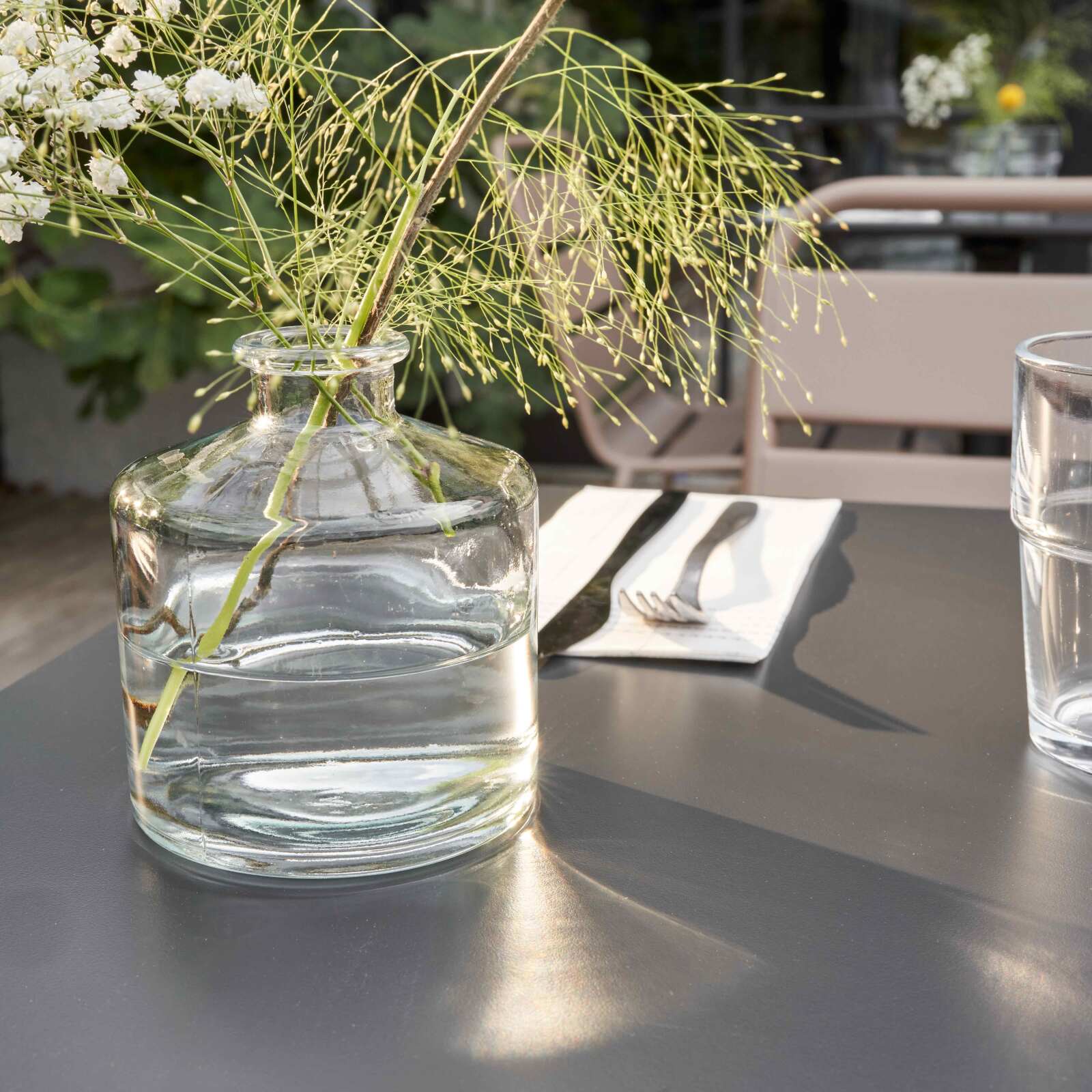 Table carré (60x60 cm) inclinable en HPL avec pied blanc