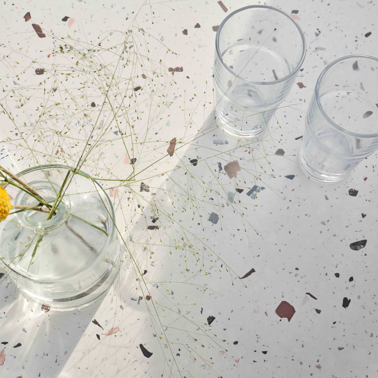 Table carré (60x60 cm) inclinable en HPL avec pied blanc