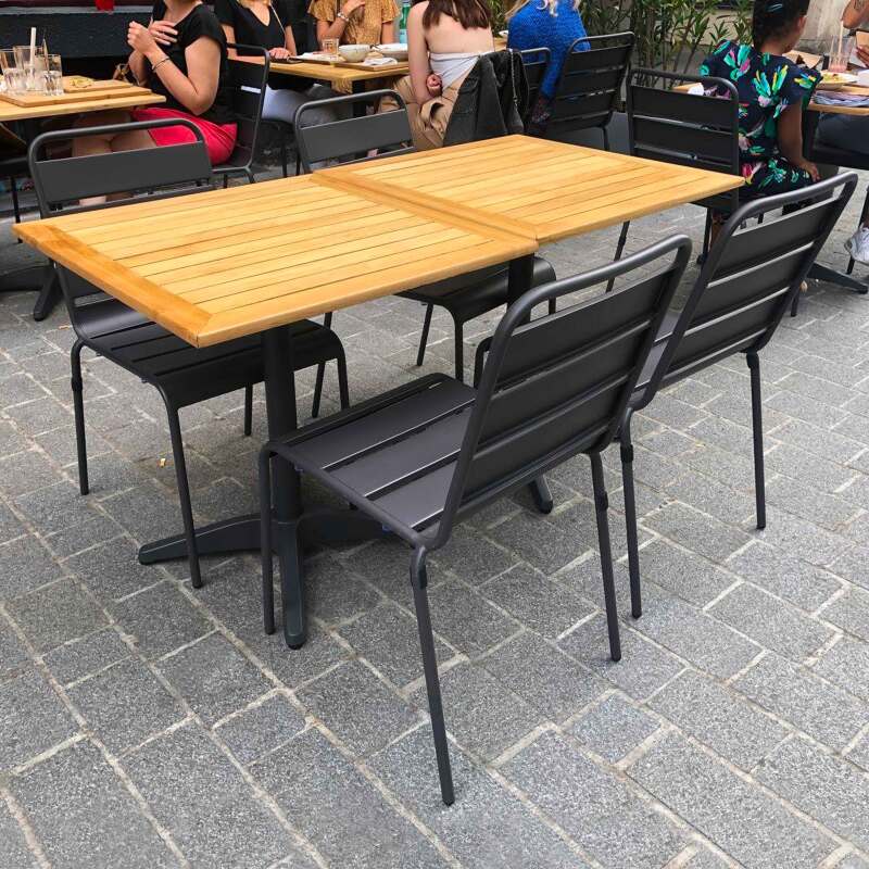 Table carrée en bois 70 x 70 cm et 2 chaises en métal (1/1)