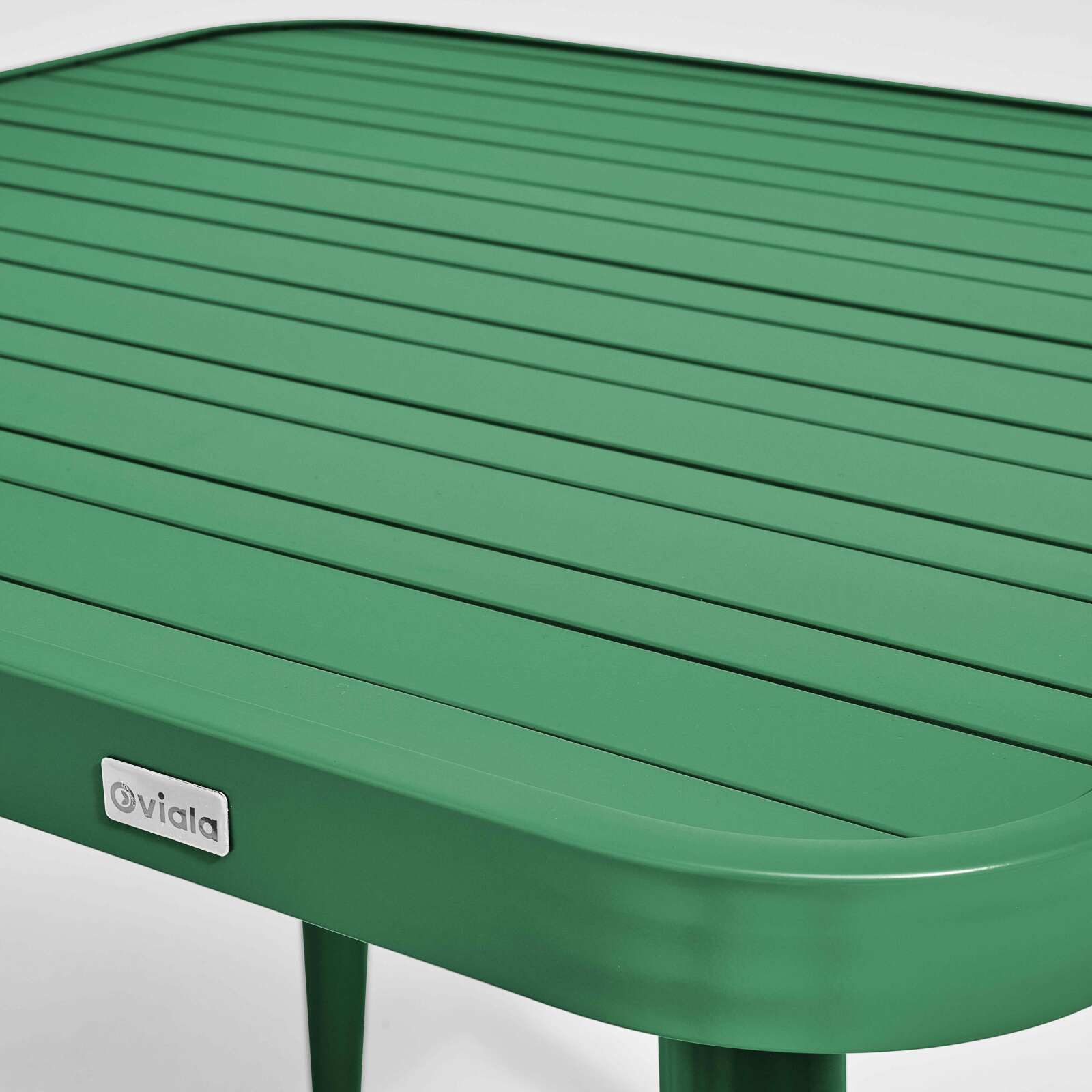 Table de terrasse carrée ( 75 x 75 x 76 cm) et 4 chaises avec accoudoirs en aluminium
