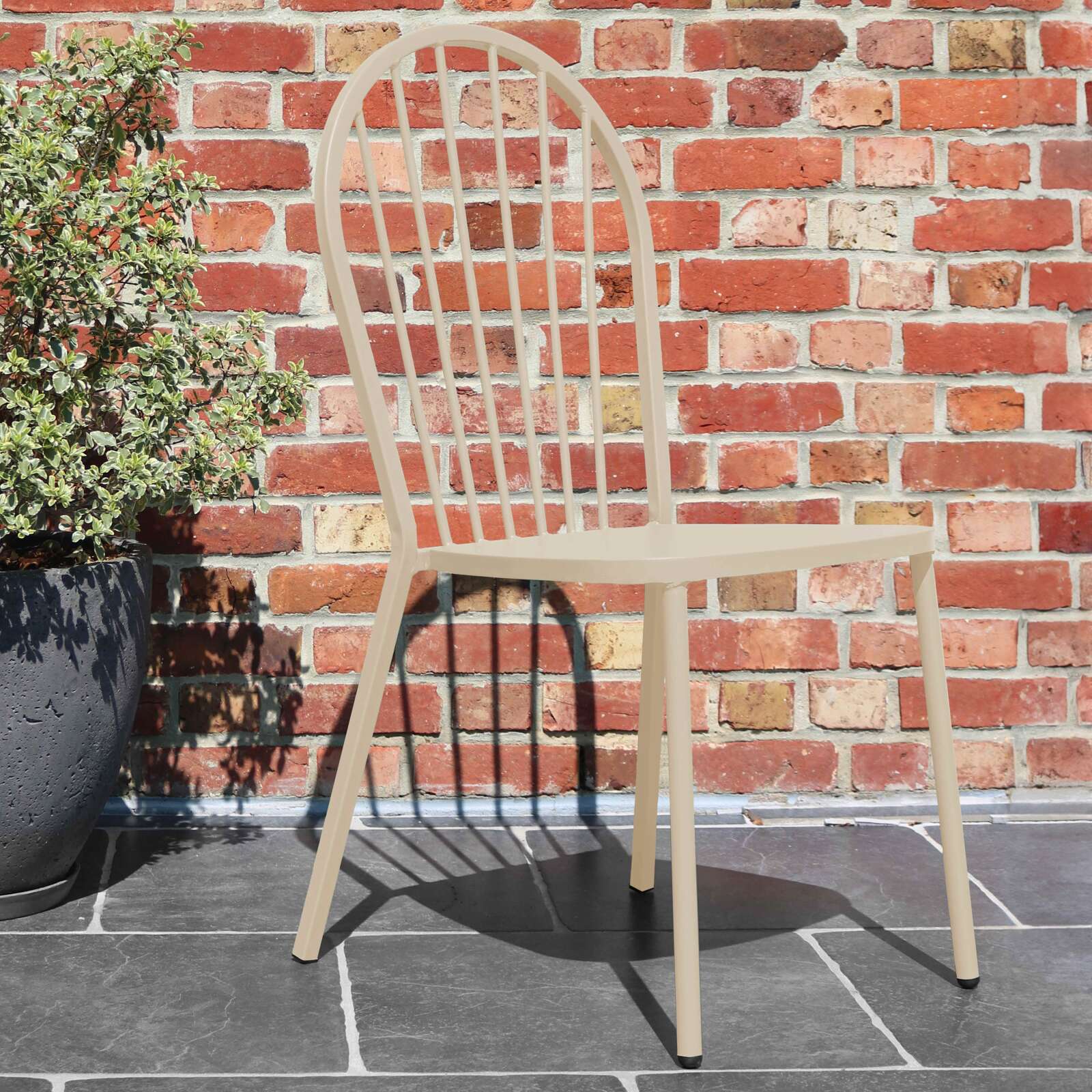 Chaise bistrot ajourée en métal