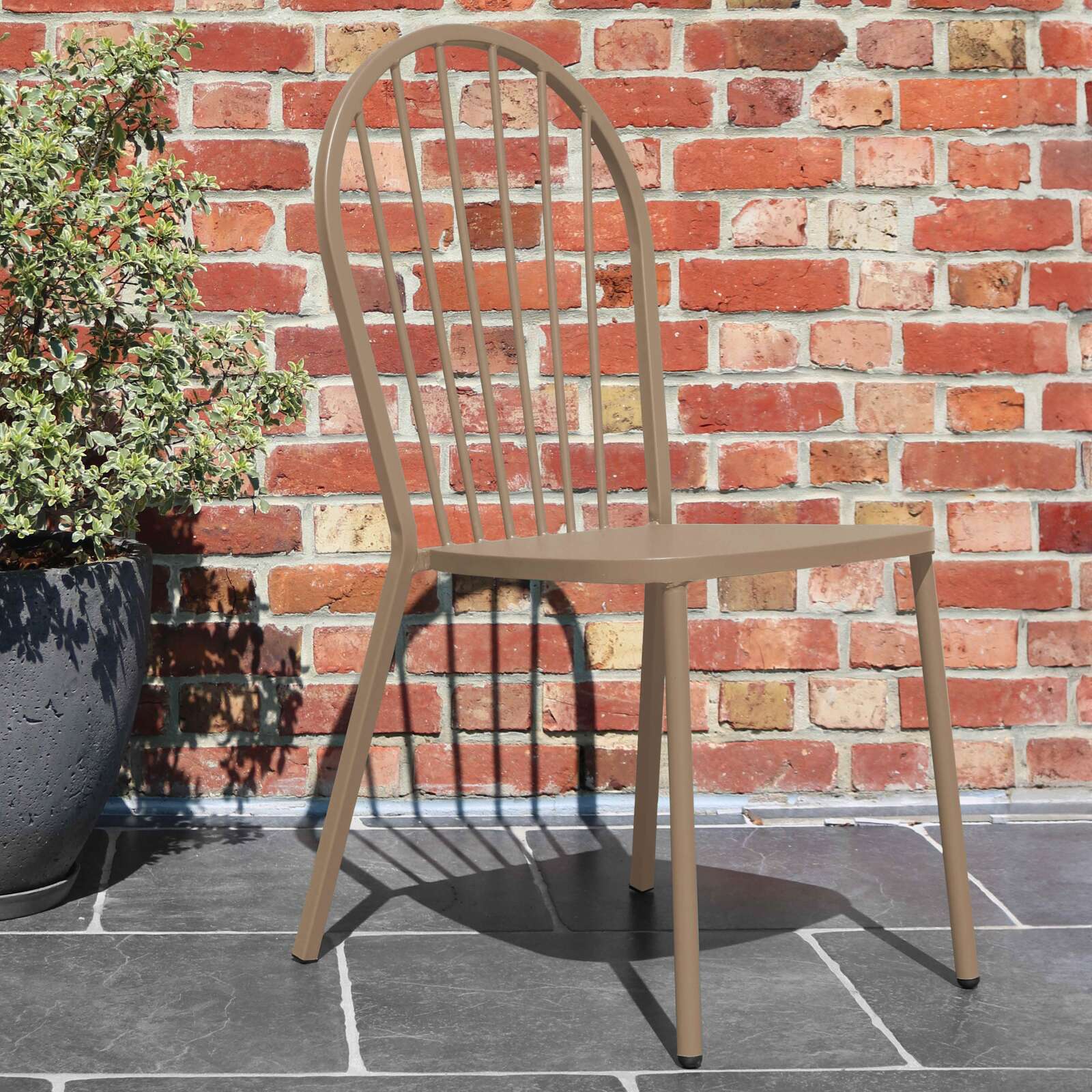 Chaise bistrot ajourée en métal