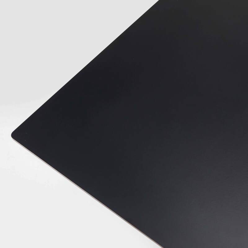 Table 60x60 cm inclinable stratifiée avec pied noir et chaises en métal