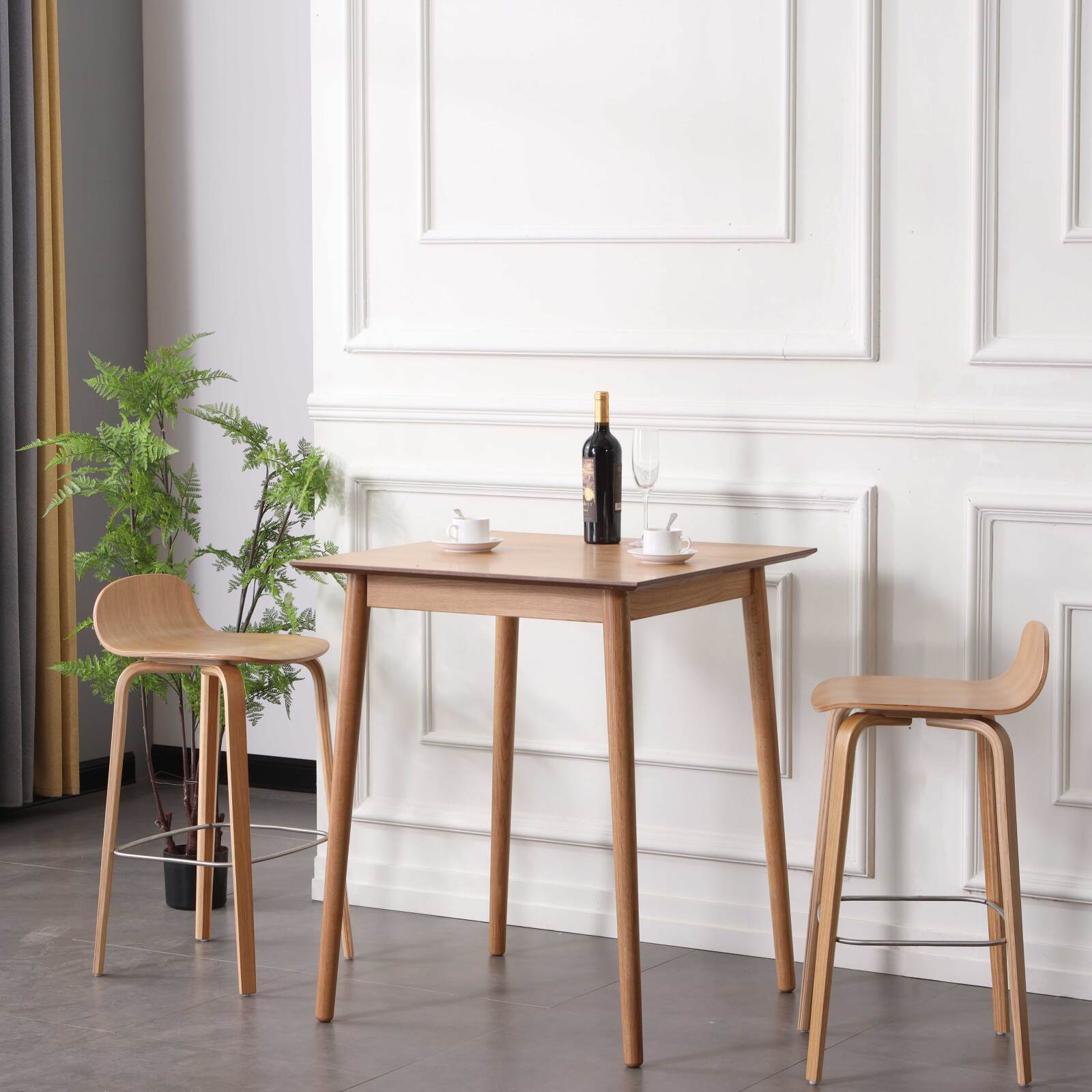 Chaise haute en contreplaqué