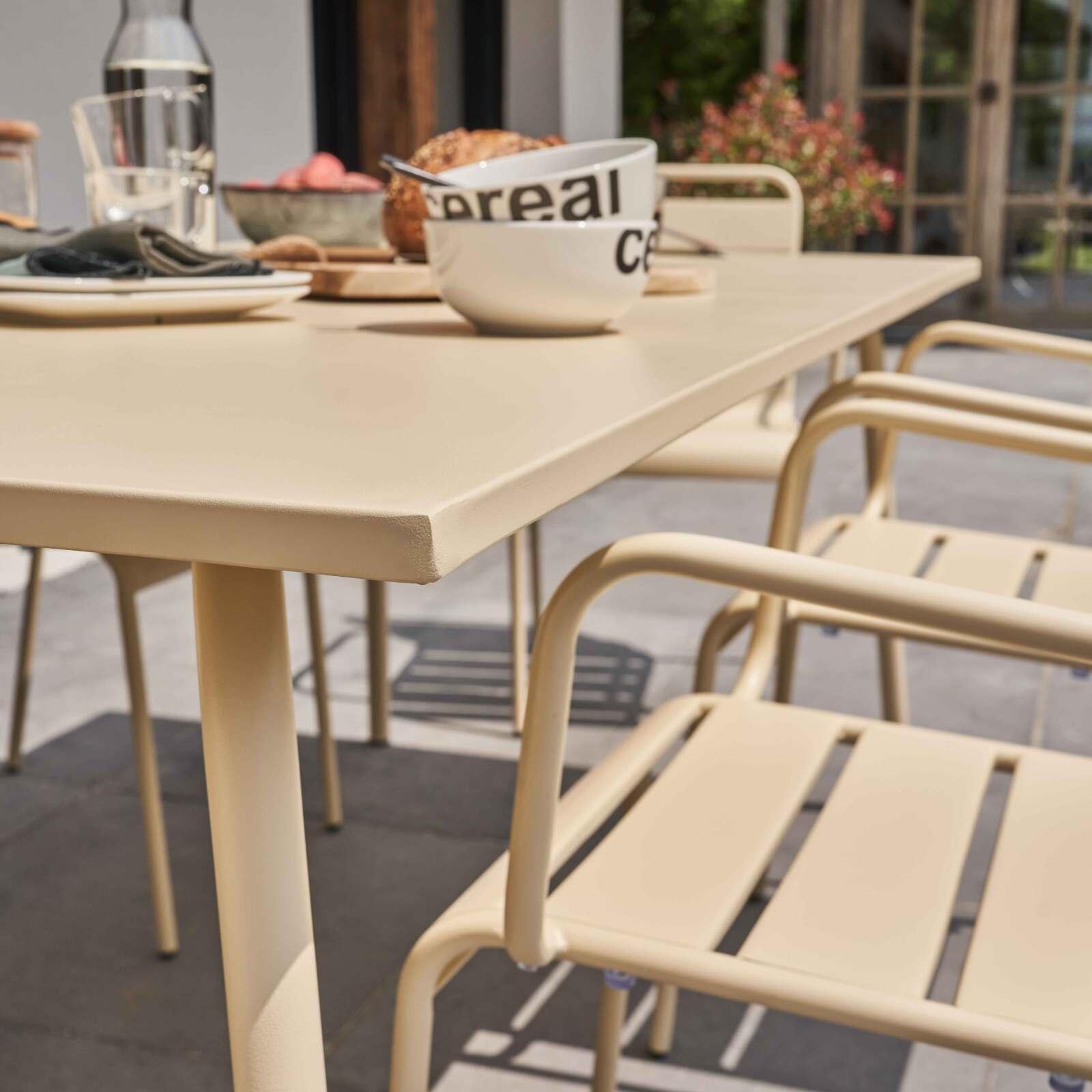 Ensemble table rectangulaire 180 cm et 6 fauteuils en métal