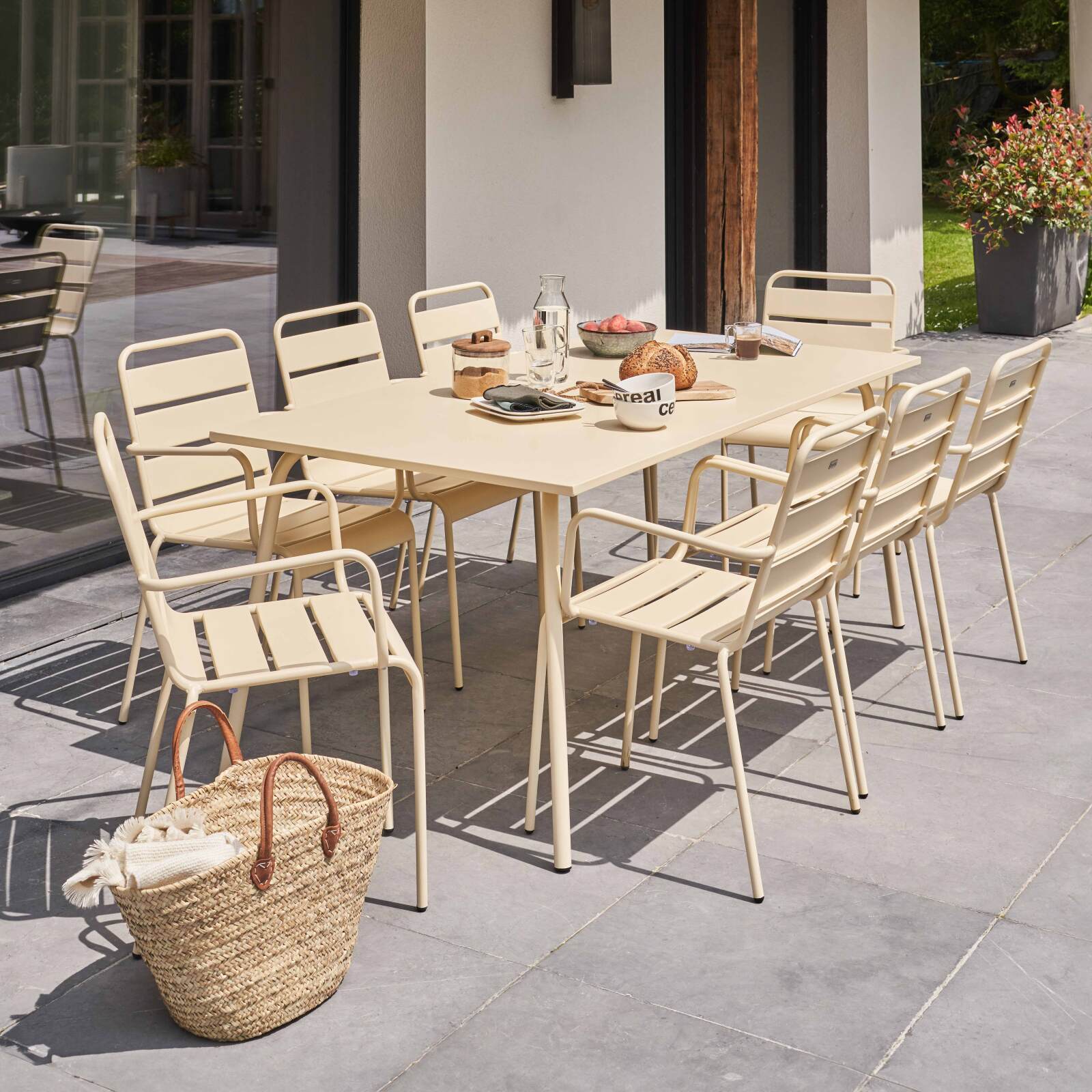 Ensemble table rectangulaire 180 cm et 8 fauteuils en métal