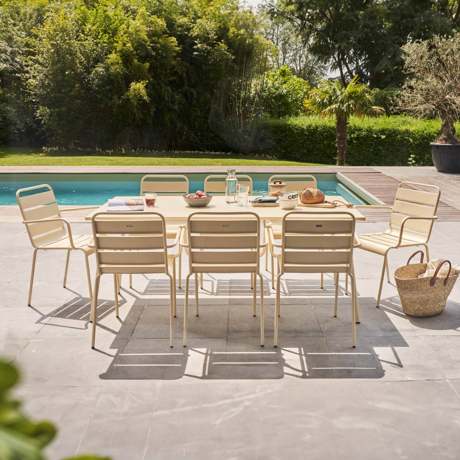 Ensemble table rectangulaire 180 cm et 8 fauteuils en métal