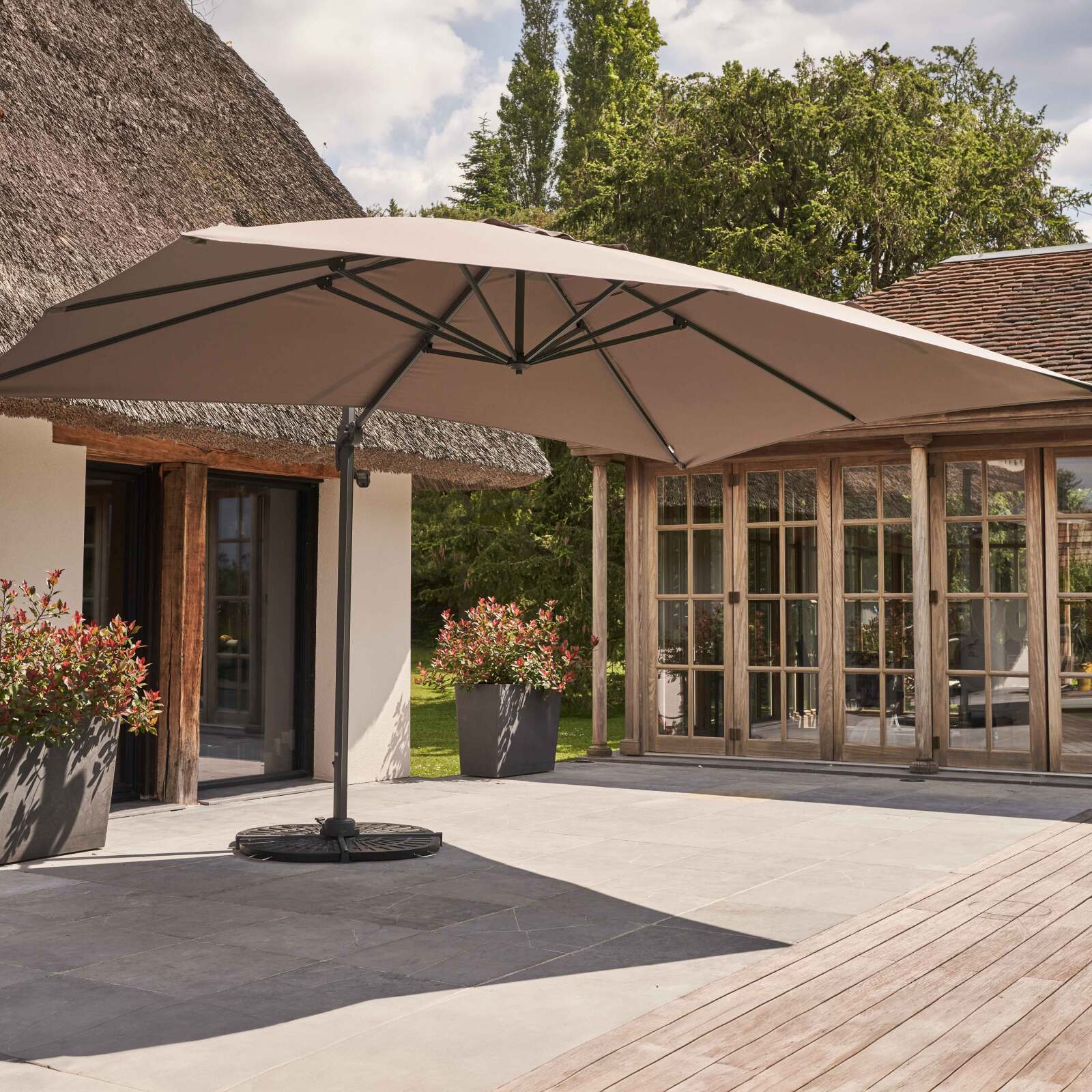 Ensemble parasol déporté inclinable et rotatif 360° professionnel (4 x 3 m) 240g/m² et 4 dalles lestées