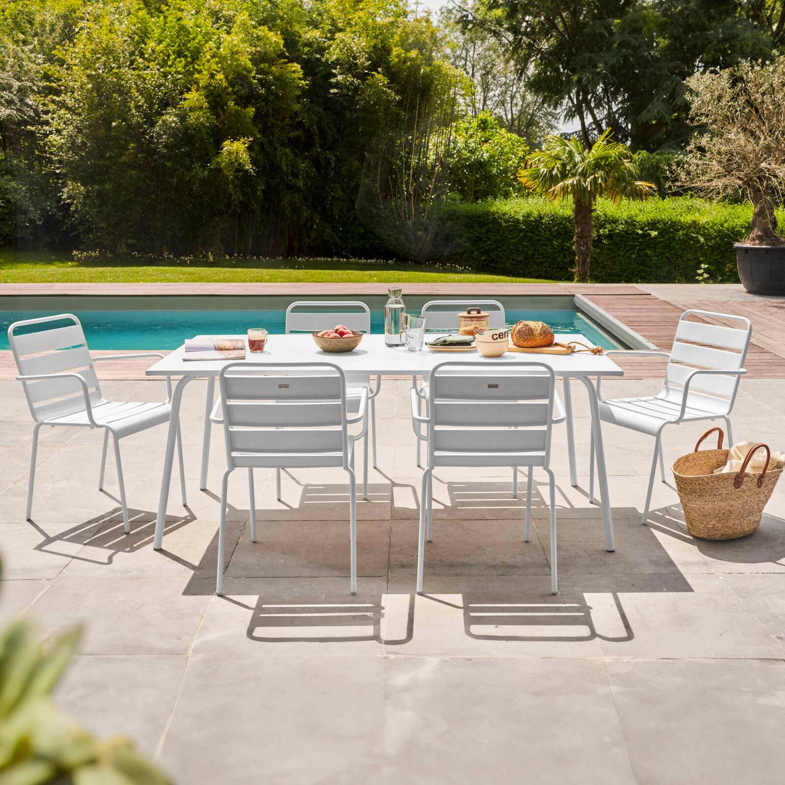 Ensemble table rectangulaire 180 cm et 6 fauteuils en métal
