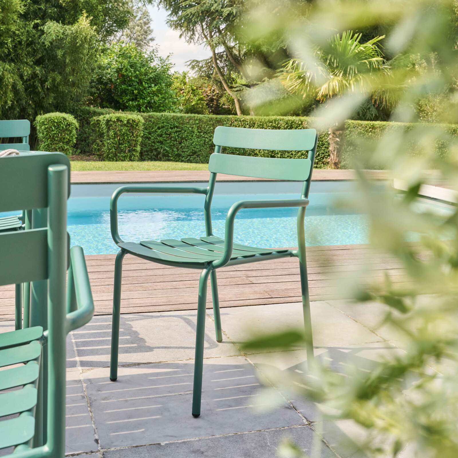 Table de terrasse rectangulaire 185 x 92 cm et 8 chaises en aluminium avec accoudoirs