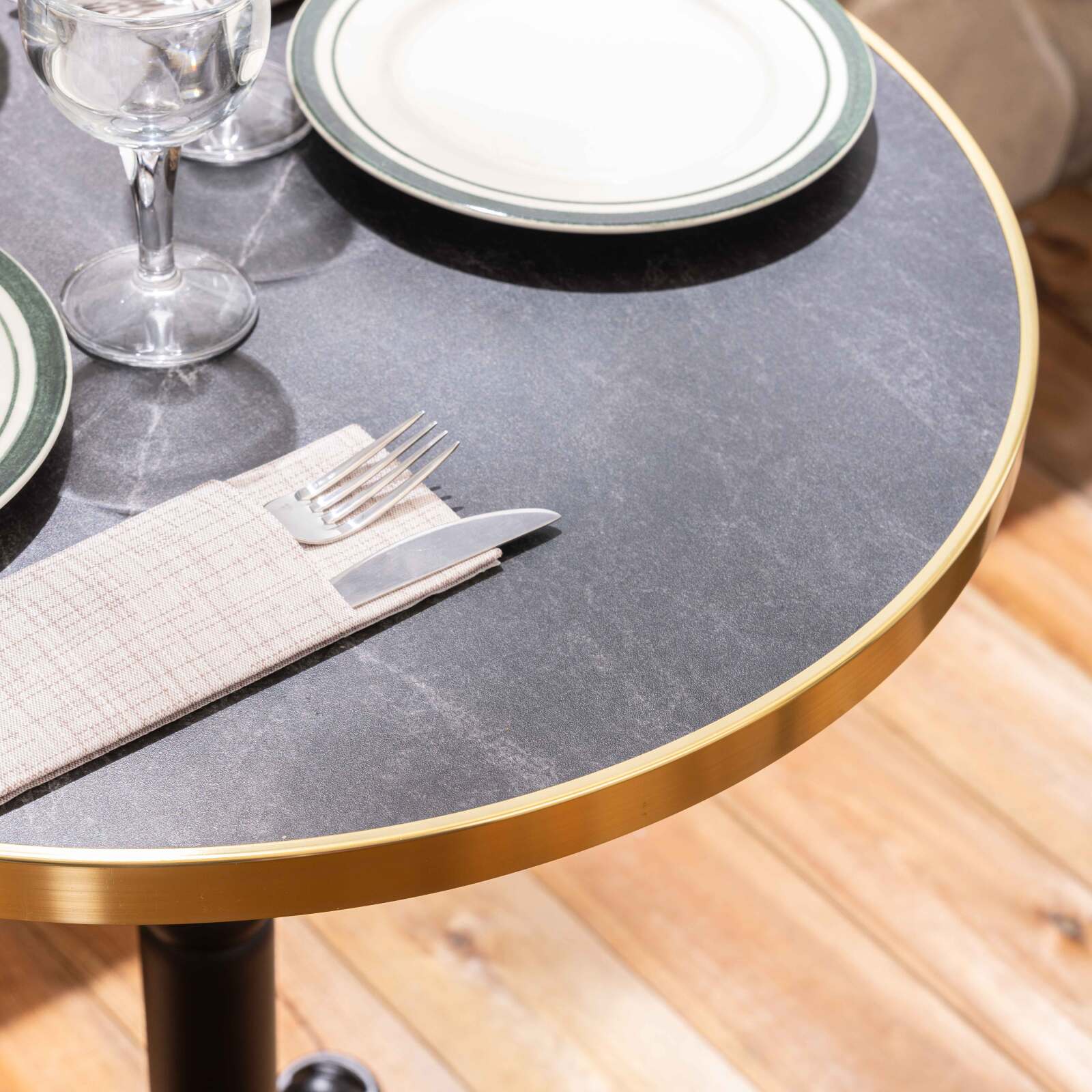 Plateau de table rond en mélaminé et cerclage en aluminium ⌀60 cm