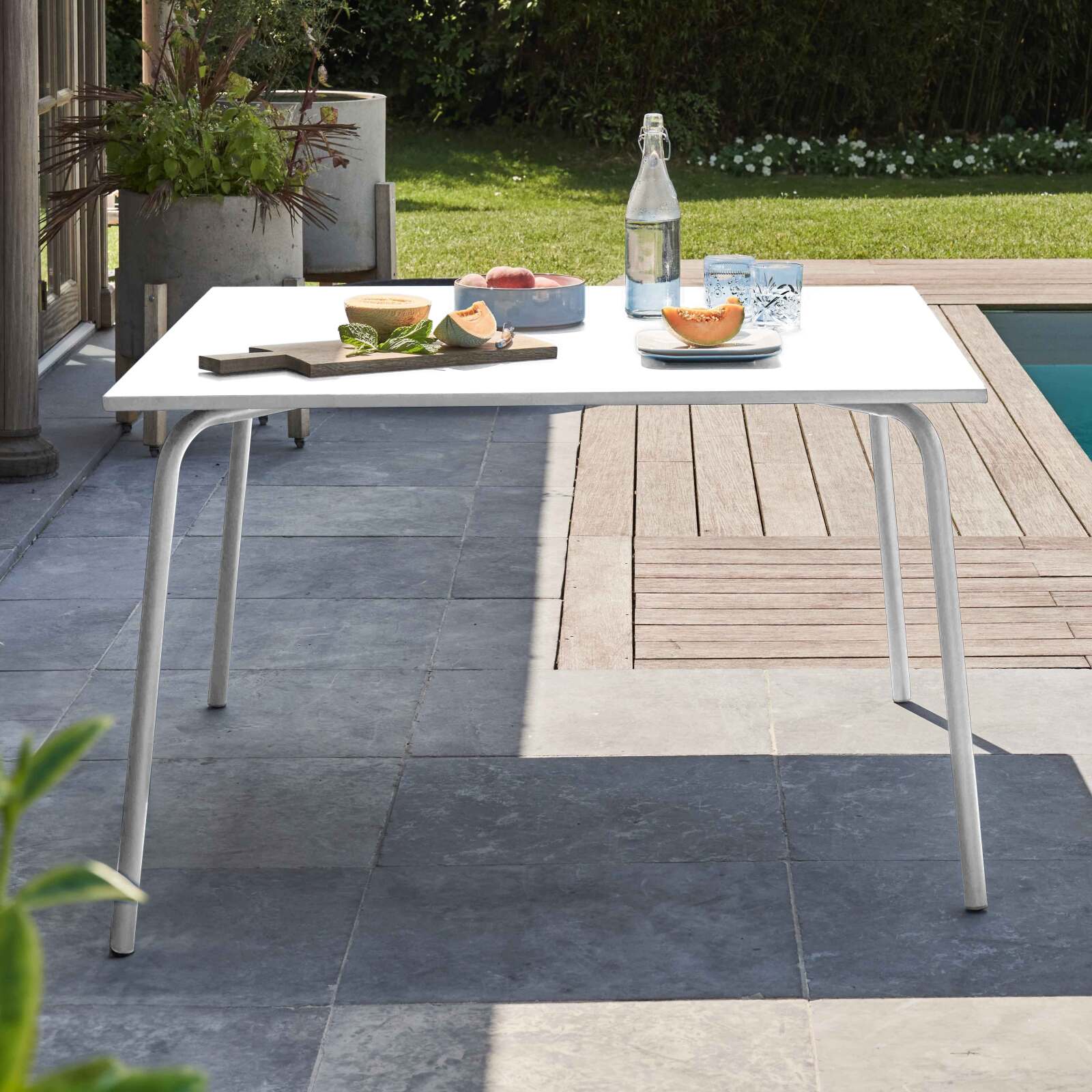 Table de restaurant carrée en métal (120 cm) - 8 places