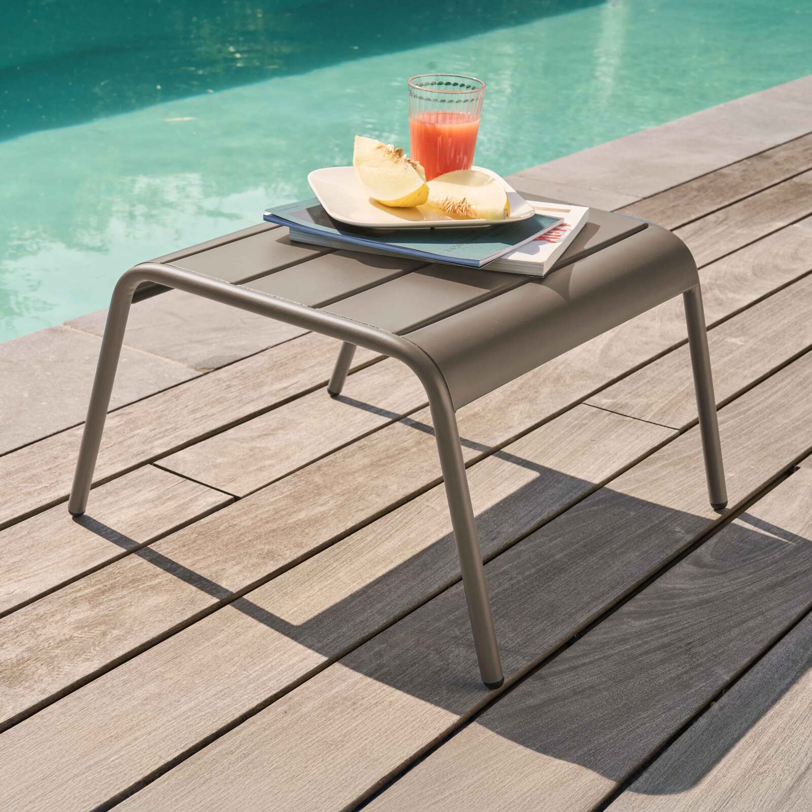 Repose-pieds en métal