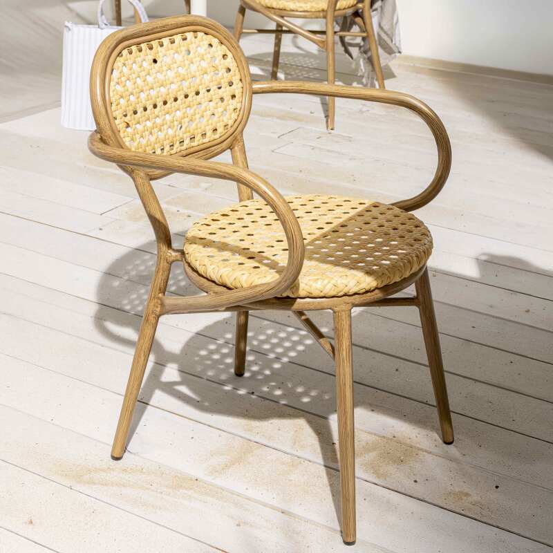Chaise de terrasse en aluminium et rotin synthétique avec accoudoirs