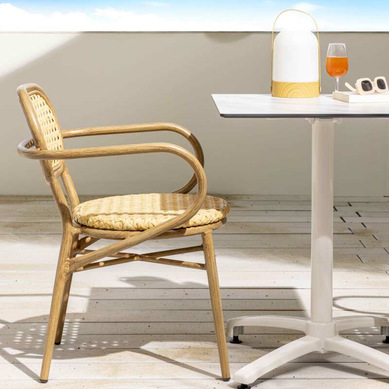 Chaise de terrasse en aluminium et rotin synthétique avec accoudoirs