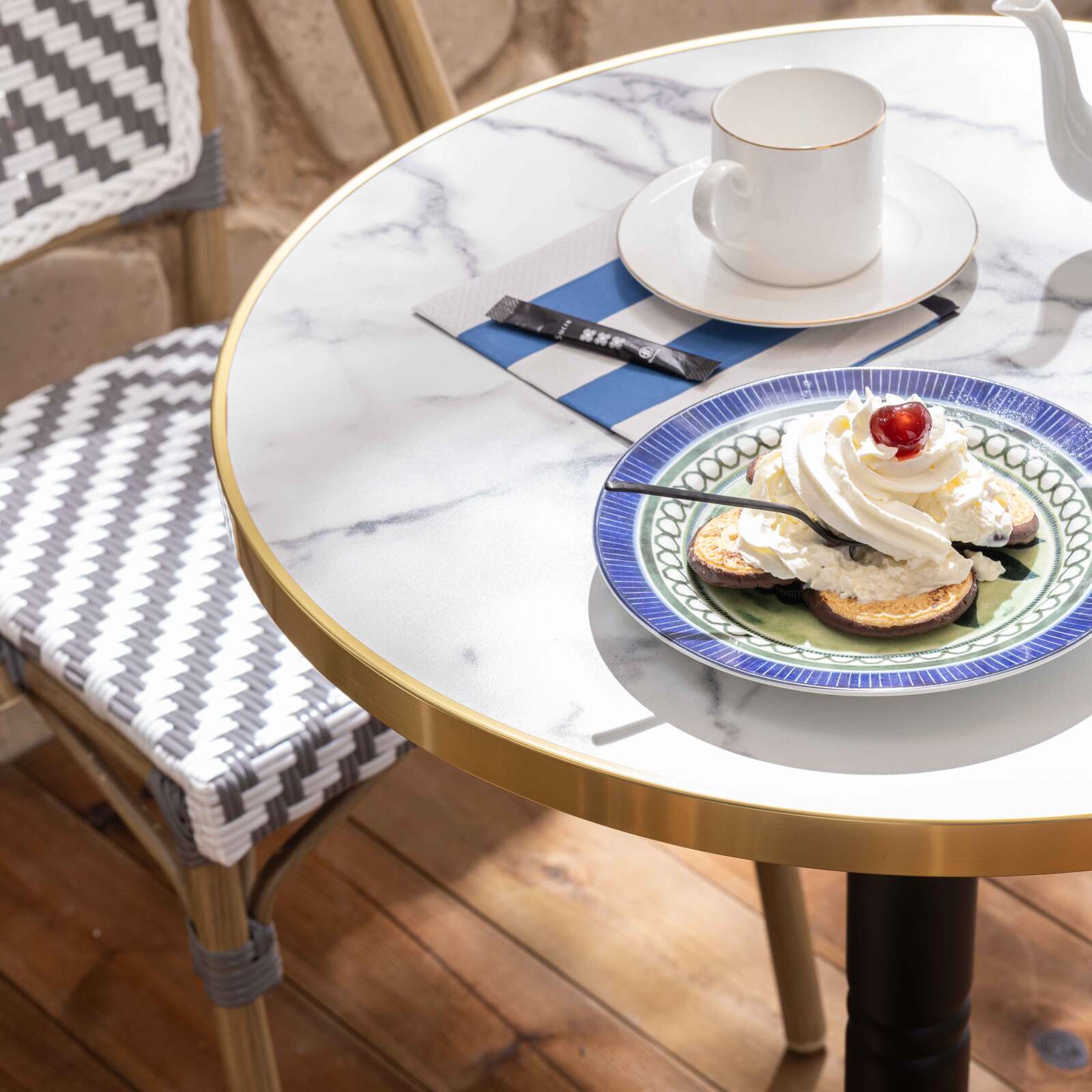 Table de terrasse ⌀60 cm inclinable stratifiée et 2 chaises style bistrot en aluminium 