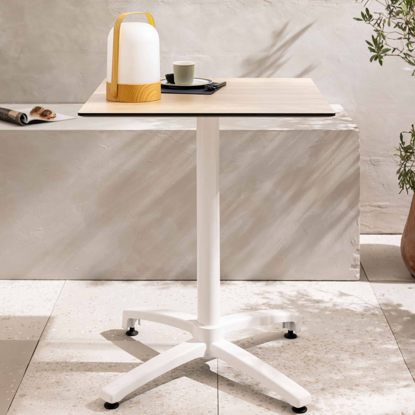 Table de restaurant carrée (60x60 cm) inclinable en HPL avec pied blanc