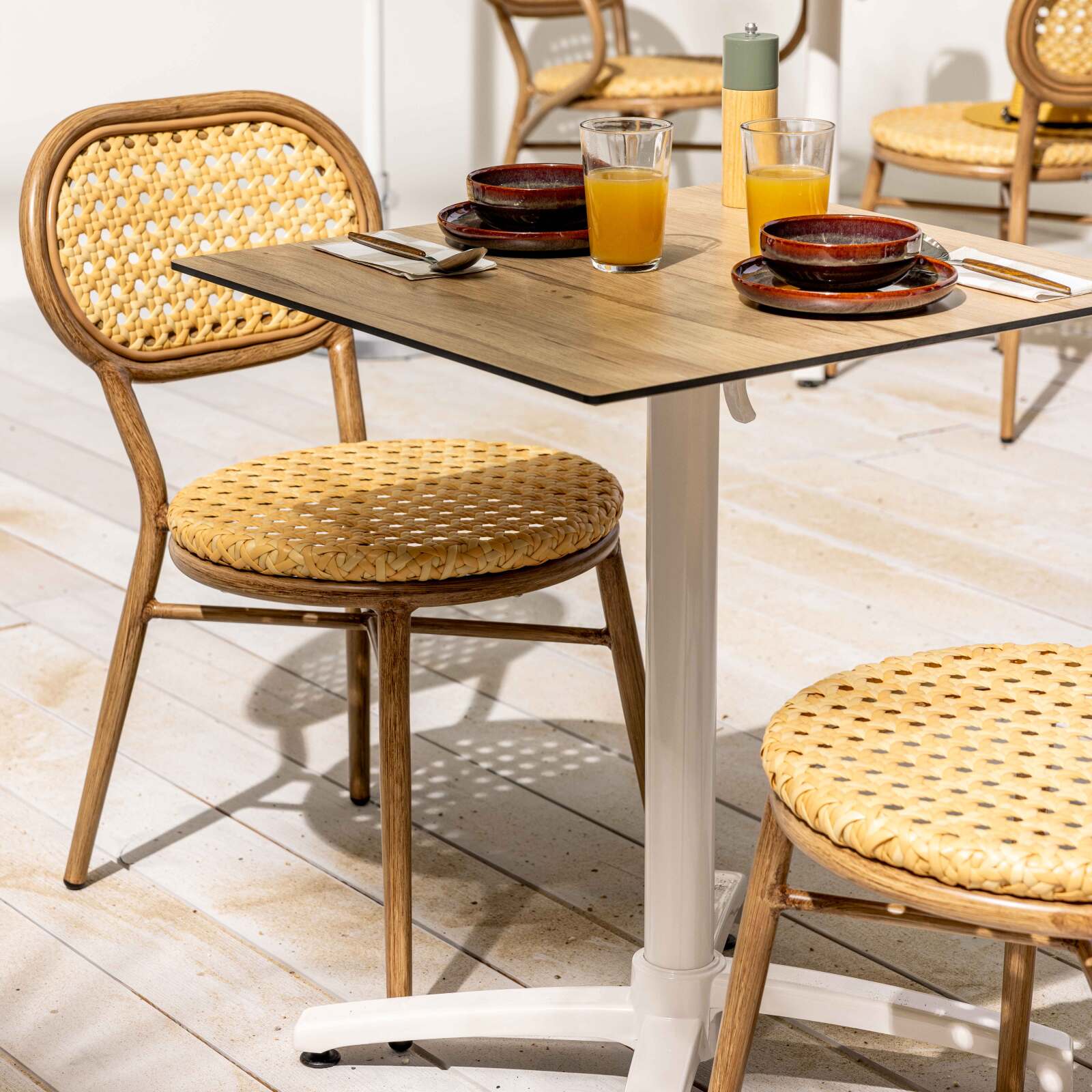 Table de restaurant carrée (60x60 cm) inclinable en HPL avec pied blanc