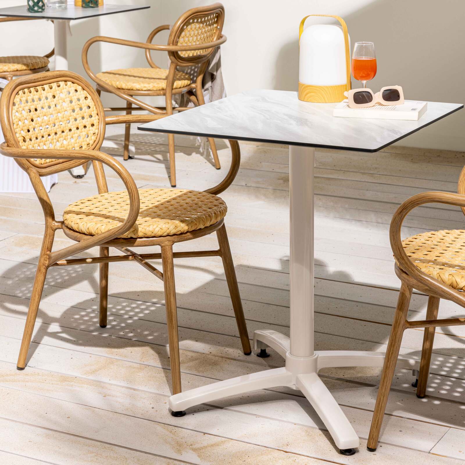 Table de restaurant carrée (60x60 cm) inclinable en HPL avec pied blanc