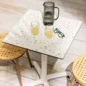 Table de restaurant carrée (60x60 cm) inclinable en HPL avec pied blanc