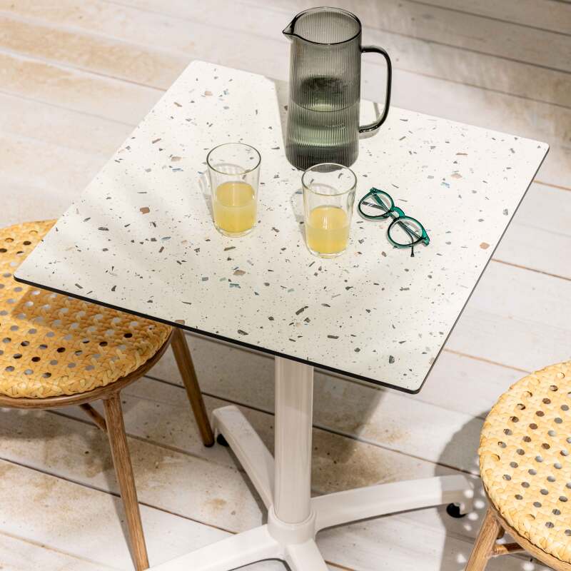 Table de restaurant carrée (60x60 cm) inclinable en HPL avec pied blanc