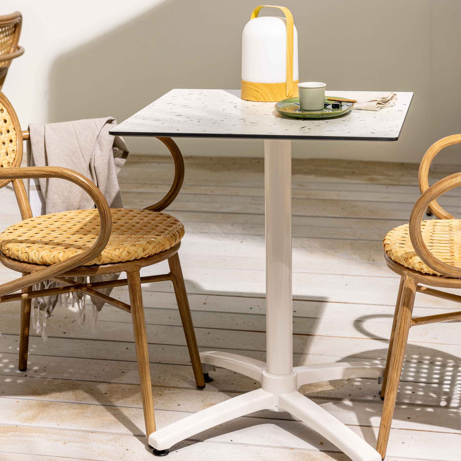 Table de restaurant carrée (60x60 cm) inclinable en HPL avec pied blanc