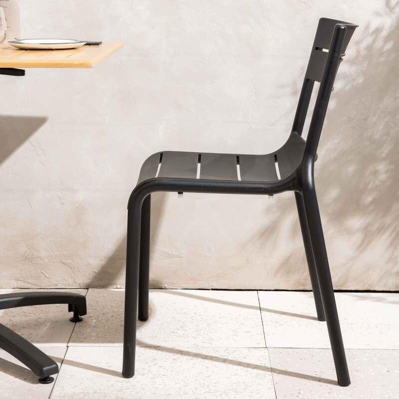 Chaise de restaurant ajourée en plastique