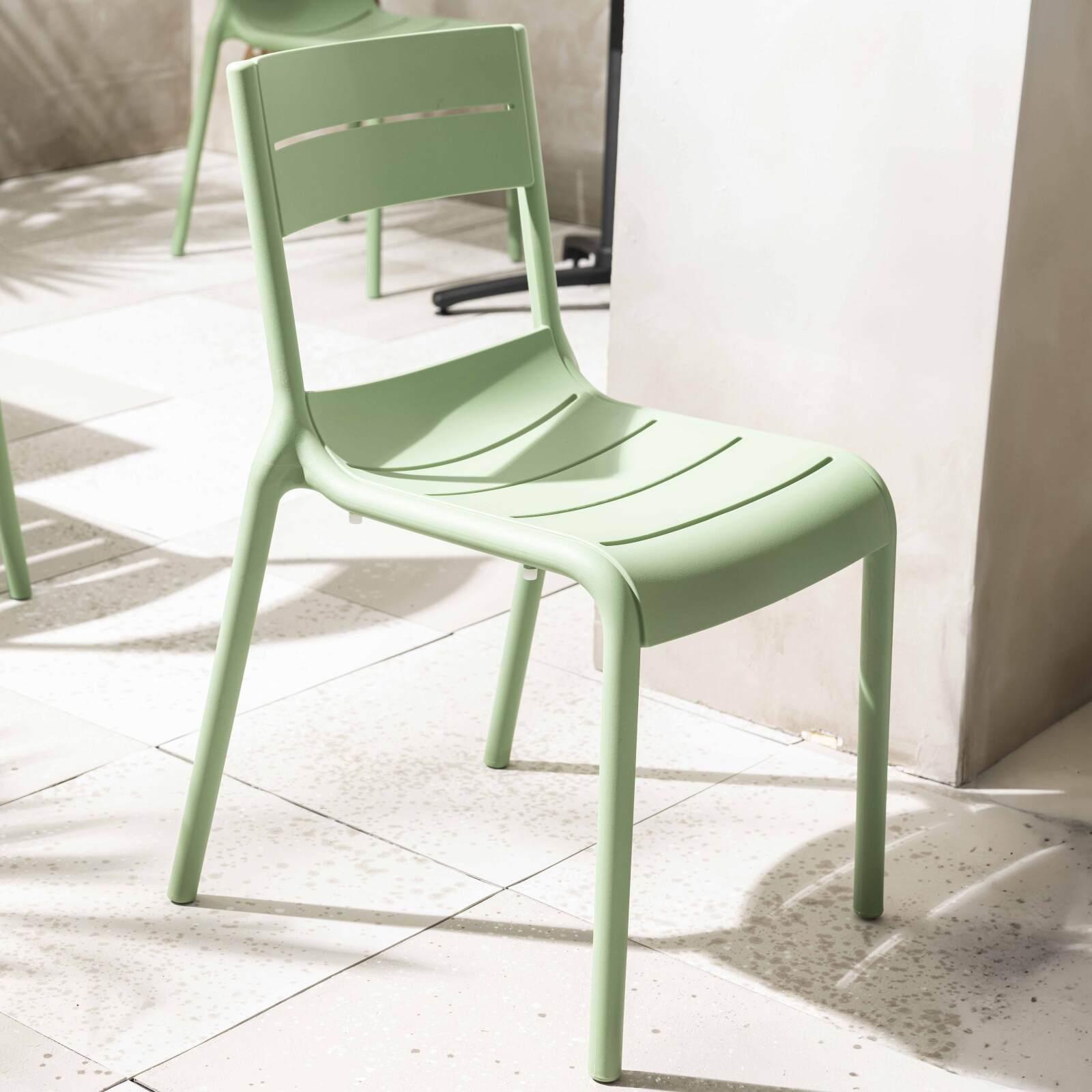 Chaise de restaurant ajourée en plastique
