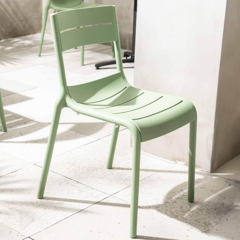 Chaise de restaurant ajourée en plastique
