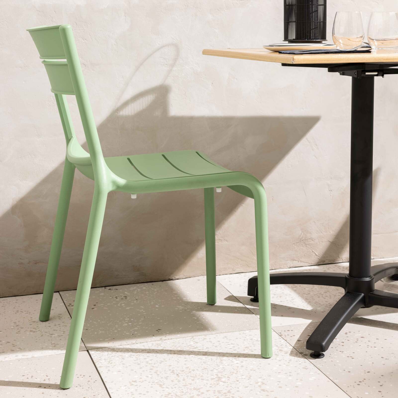 Chaise de restaurant ajourée en plastique