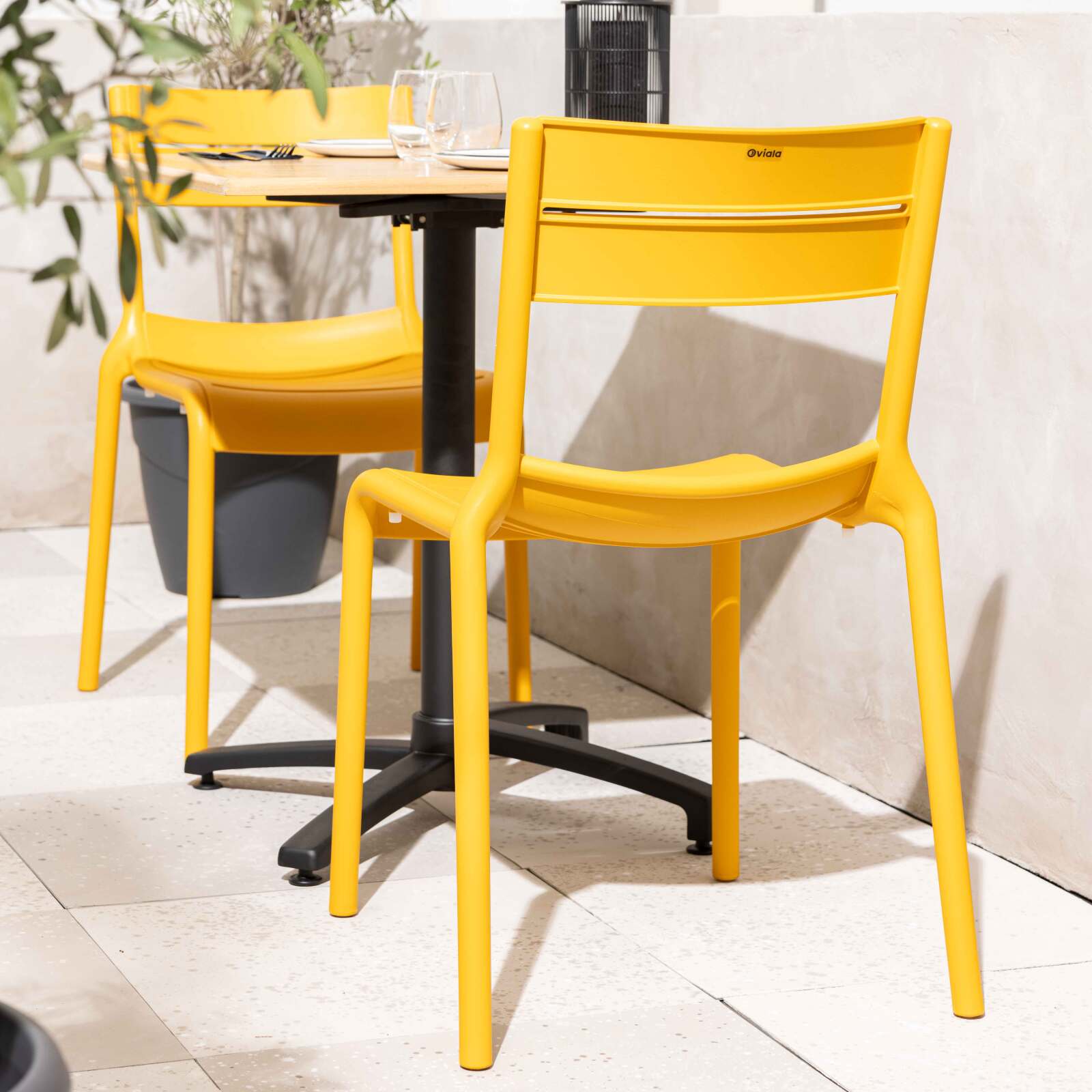 Chaise de restaurant ajourée en plastique