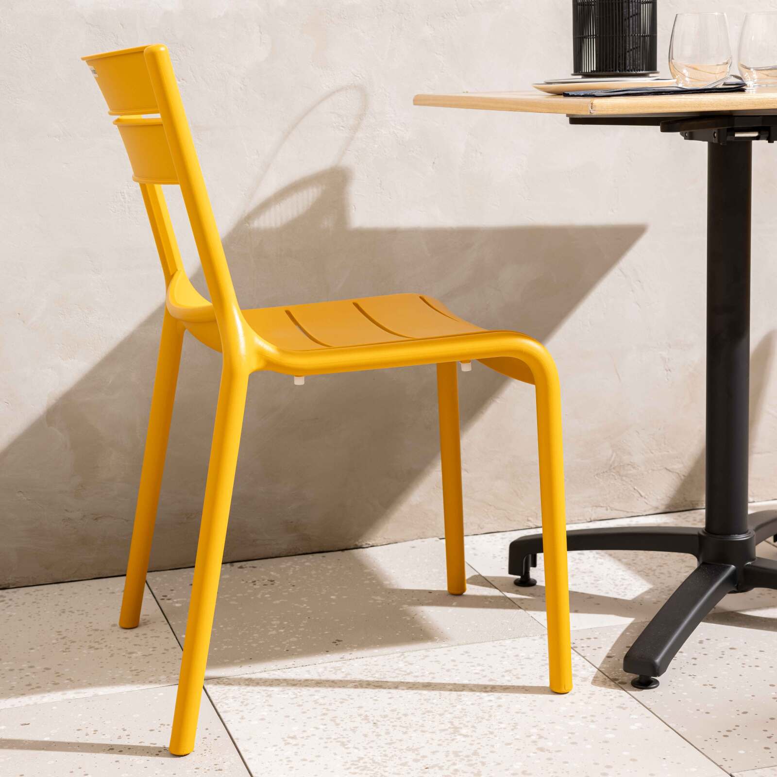 Chaise de restaurant ajourée en plastique