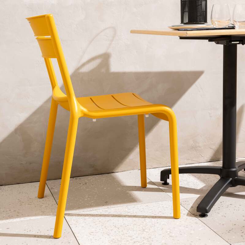 Chaise de restaurant ajourée en plastique (3/7)