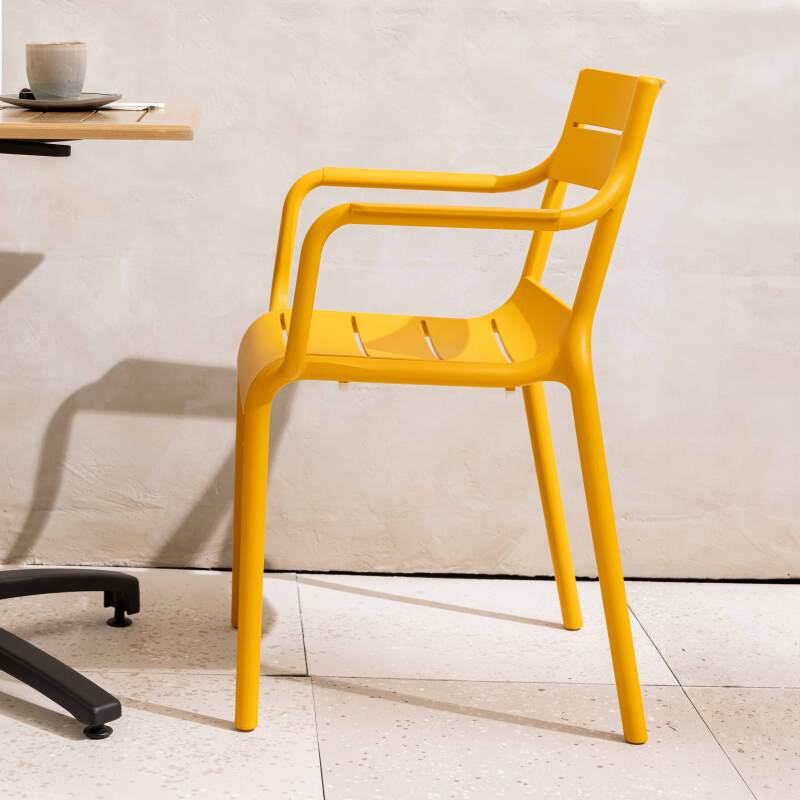 Chaise de terrasse de restaurant en plastique avec accoudoirs