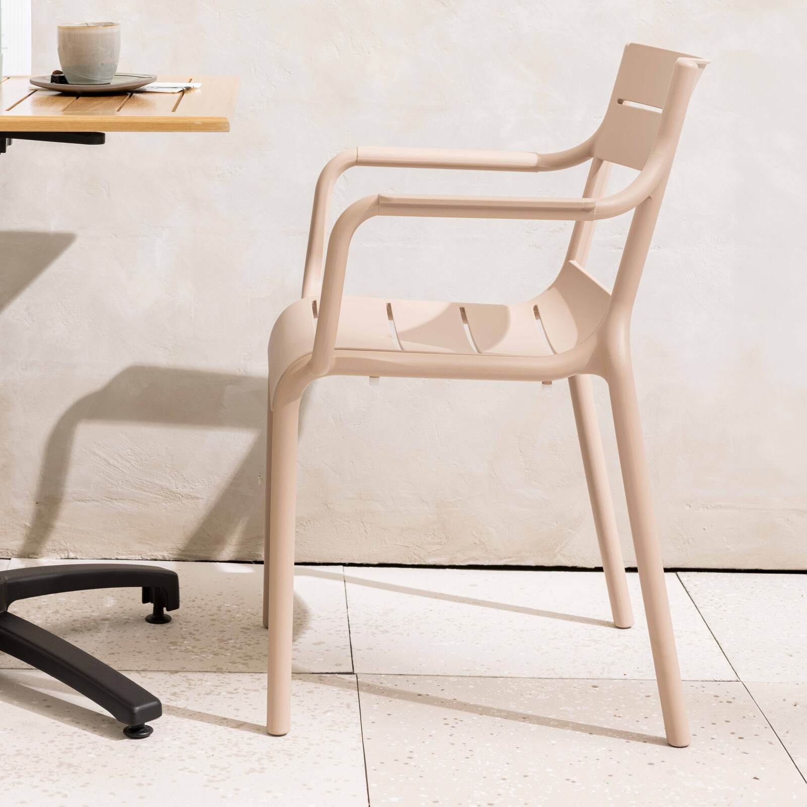 Chaise de terrasse de restaurant en plastique avec accoudoirs