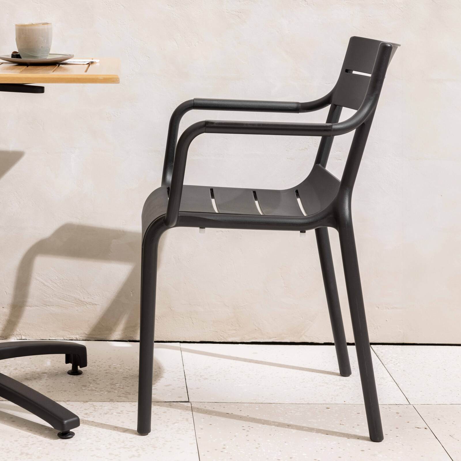 Chaise de terrasse de restaurant en plastique avec accoudoirs