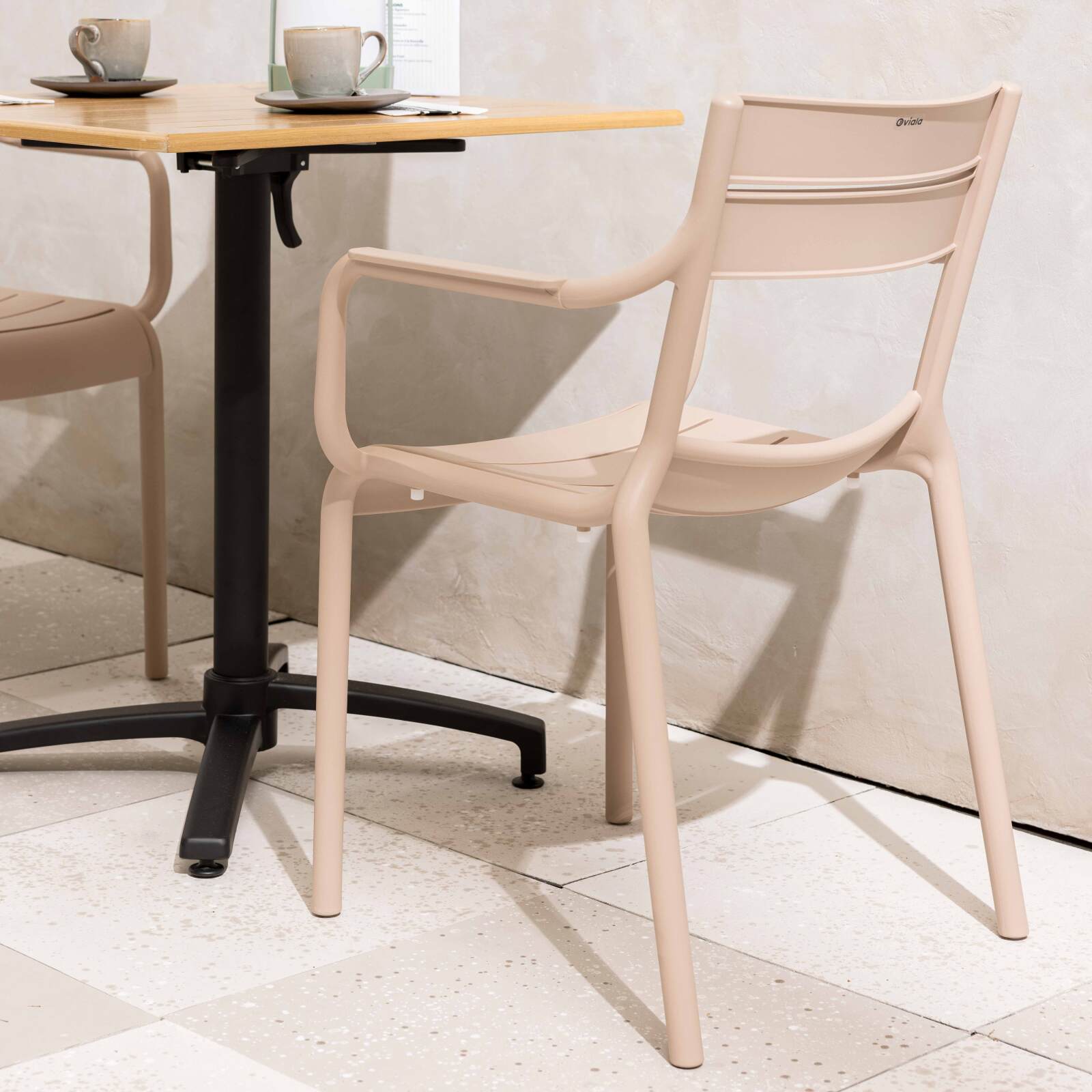 Chaise de terrasse de restaurant en plastique avec accoudoirs