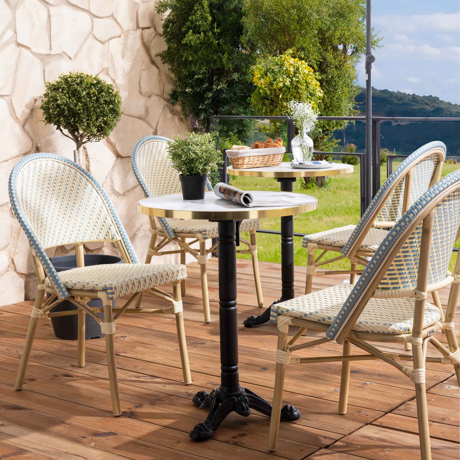 Table de terrasse ⌀60 cm inclinable stratifiée et 2 chaises style bistrot en aluminium et rotin synthétique