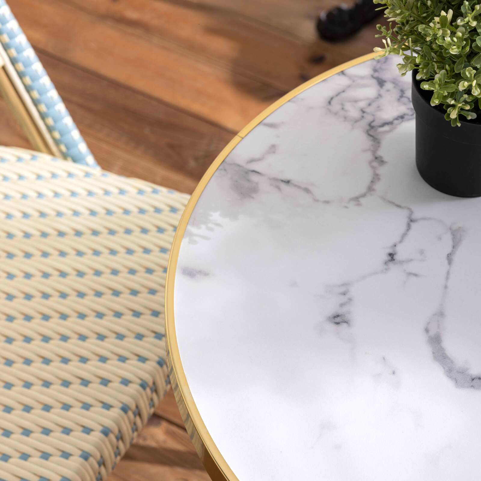 Table de terrasse ⌀60 cm inclinable stratifiée et 2 chaises style bistrot en aluminium et rotin synthétique