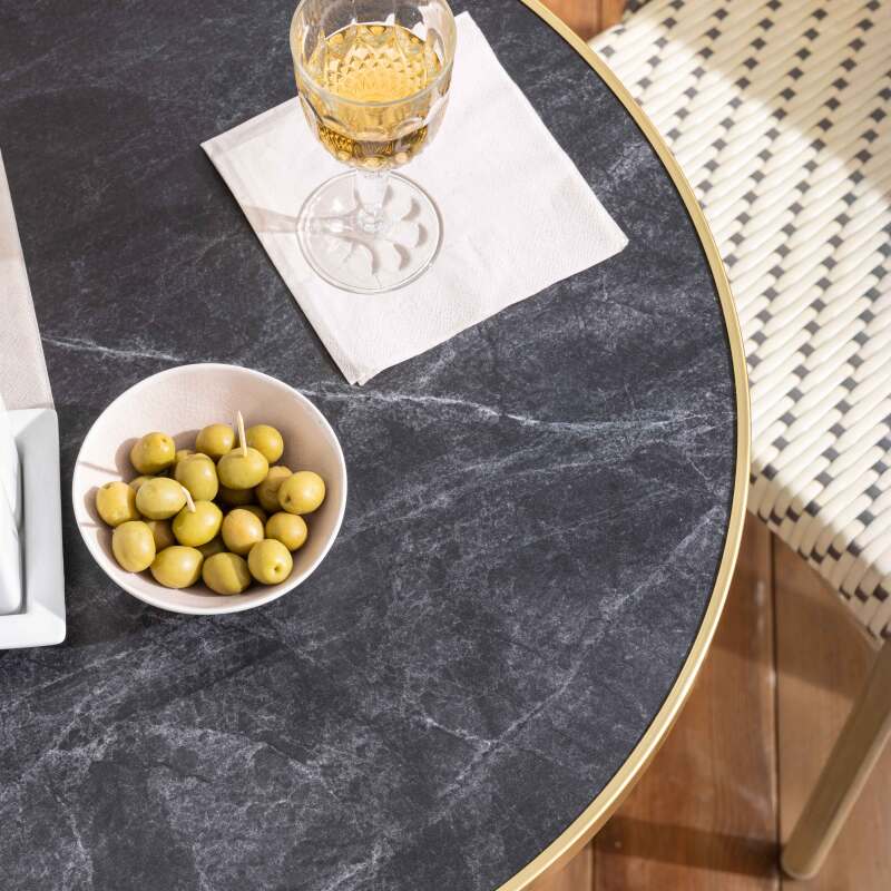 Table de terrasse ⌀60 cm inclinable stratifiée et 2 chaises style bistrot en aluminium et rotin synthétique (3/9)