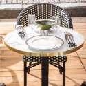 Table de terrasse ⌀60 cm inclinable stratifiée et 2 chaises bistrot en aluminium et rotin synthétique