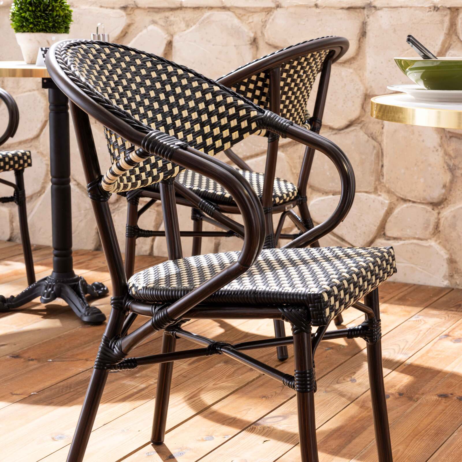 Table de terrasse ⌀60 cm inclinable stratifiée et 2 chaises bistrot en aluminium et rotin synthétique